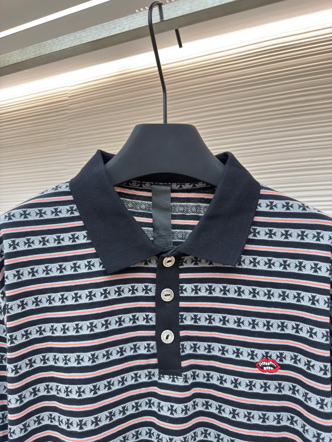 Chrome Hearts cross-striped POLO long sleeves ●Authentic product: Purchased and developed for 7900 ●Item number: 1680151-A55 ●Fabric: pure cotton fabric ●Technology: embroidery production ●Type: loose version ●Weight: about 305 grams ●Size: S-M-L ●Description: The yarn-dyed fabric has a minimum order of 1,000 meters. The cost is expensive. The embroidery uses imported Tajima embroidery machines, and the collar leather tag uses imported lambskin. The hardware is made of real antique silver which is extremely expensive. The overall wiring is straight and delicate, the fabric is comfortable and soft, and the color is consistent without color difference. It can be matched with the same style to create a fashionable look and control various occasions. Customized accessories, complete with three standards, same style for men and women!